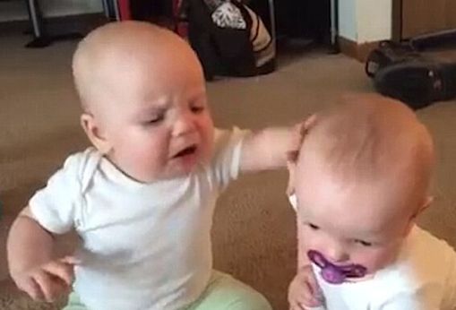 双胞胎争夺奶嘴萌翻网友,婴儿用安抚奶嘴有什么利弊？