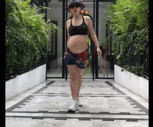 Ella怀胎9月挺大肚热舞超灵活 怀孕九个月运动有什么好处？