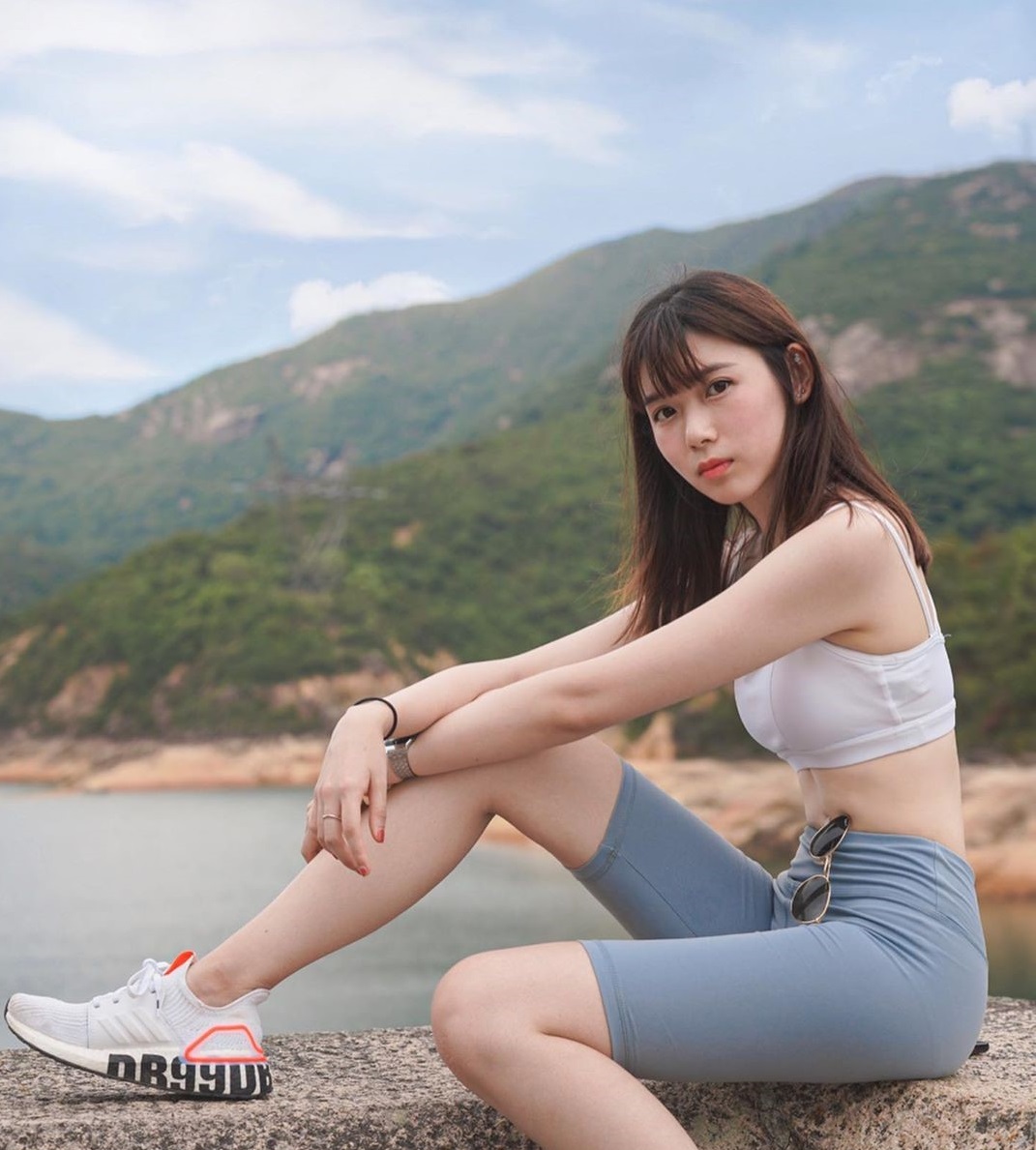 港味正妹「Joey Sze」气质清新太迷人,街头狂晒「性感美腿」画面超解渴！