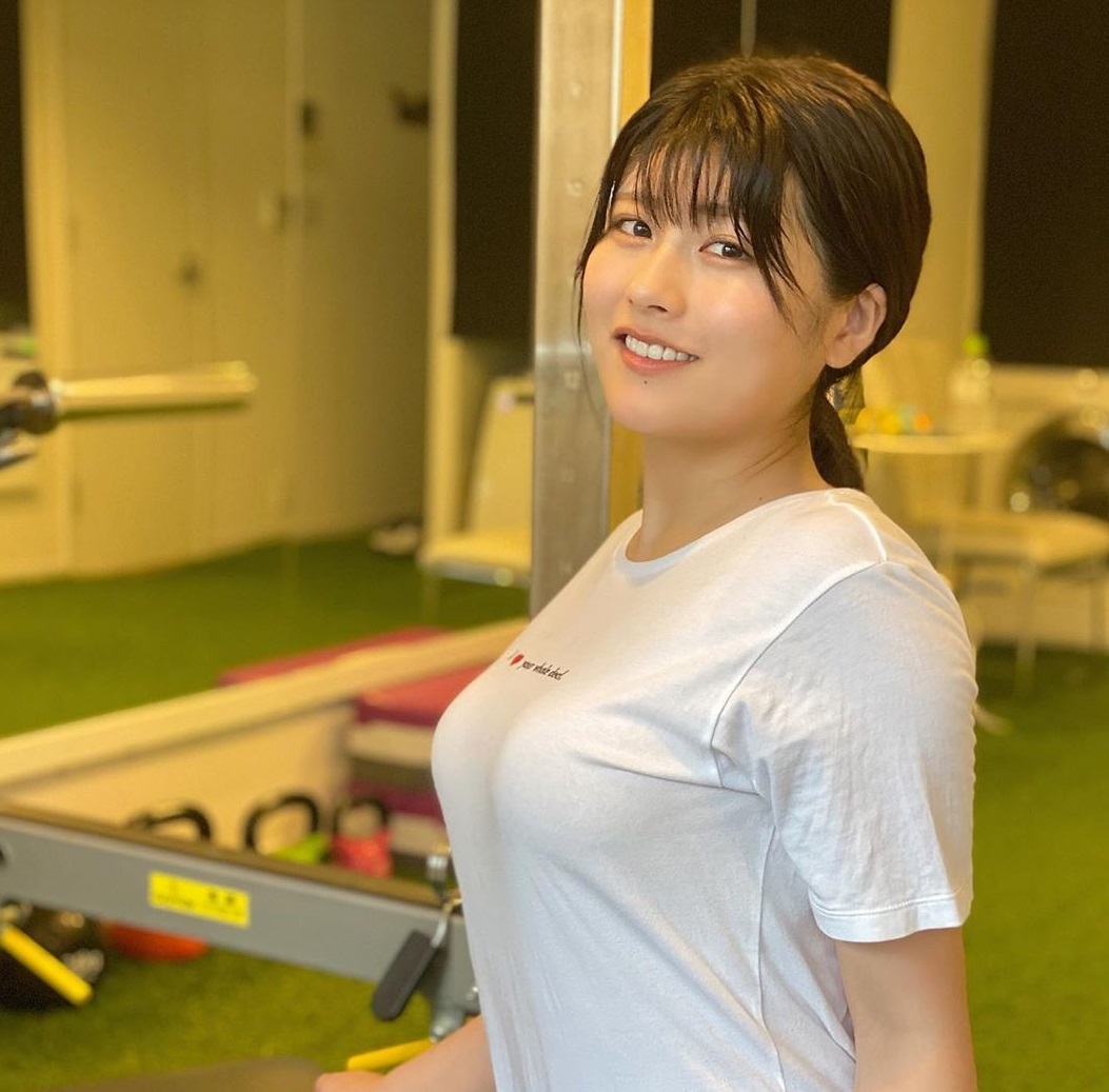 健身房惊见巨乳版有村架纯「ちとせよしの」性感娇喘深蹲胸推　汗水浸湿衣服「胸前形状」跑出来