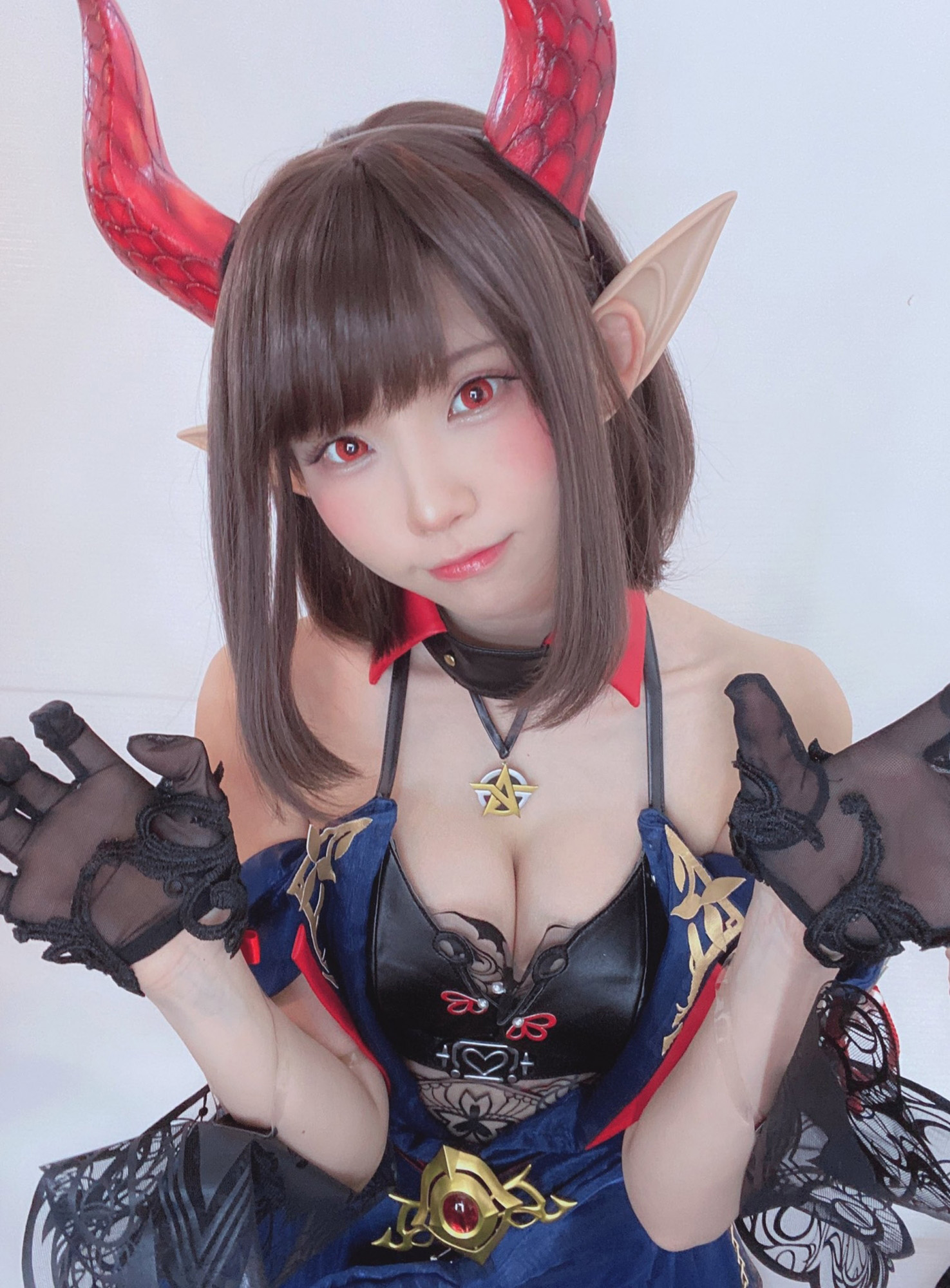 日本第一美女 COSER！最新「Enako」性感写真画面曝光，邪恶视角谁受得了…