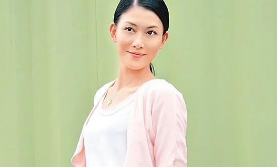 据李彩桦本人向媒体透露自己与老公已于今年9月解决 离婚，原因是出于双方性格不合，并无第三人介入。对于这样的消息，确实有一点点惊讶，婚姻才维持一年多的时间，可以用闪婚闪离来形容。不过  ，李彩桦和丈夫黄彦书在解决 离婚前，有很努力的想要挽回这段婚姻，可惜经过几个月的测验考试 ，两人依然觉得不适合 。长痛不如短痛，与其互相折磨，不如彼此撒手 。