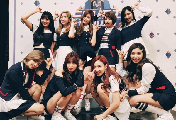 2、韩国女团《TWICE》（2015年10月） 女团《TWICE》是JYPEntertainment推出的女子演唱团体 女团《TWICE》成员名单：林娜琏、俞定延、平井桃、凑崎纱夏、朴志效、名井南、金多贤、孙彩瑛、周子瑜9名成员组成。