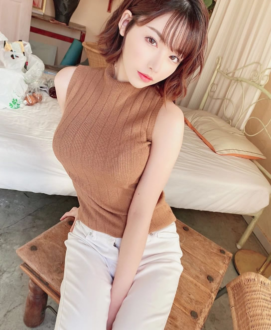 女优名：深田えいみ（深田咏美） 身高：158公分 罩杯：E罩杯 深田是这间房子里唯一的女性，再加上姣好的面容，火辣的身材，吸引男佃农 们的眼球，纷纷  疑惑 她是台甫 鼎鼎的深田咏美。