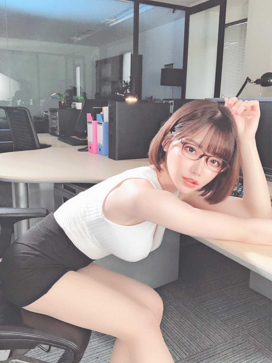 深田咏美（深田えいみ）多种作风 写真美图集：OL、护士服、旗袍内衣、眼镜娘等