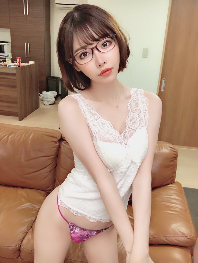 深田咏美（深田えいみ）多种作风 写真美图集：OL、护士服、旗袍内衣、眼镜娘等