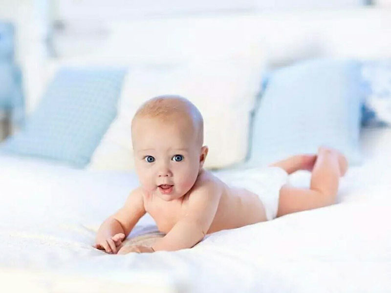 宝宝出生第一个月要用多少纸尿裤？