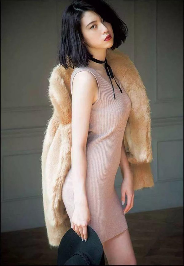 三吉彩花是日天性 感女星，加上身材前凸后翘！许多 日本女明星在拍摄了许多 大标准 的写真之后，都邑 选择下海拍片，这似乎已经成为了一个习惯。所以只要人人 看到有哪个日本女明星拍摄过大标准 的写真，都邑 不自觉的认为这个女明星有下过海。然则 三吉彩花虽然拍摄过大标准 的写真，但她真的没有下海拍过片。网上有一些网友称自己看过三吉彩花的AV片，基本 就是胡乱编造的。