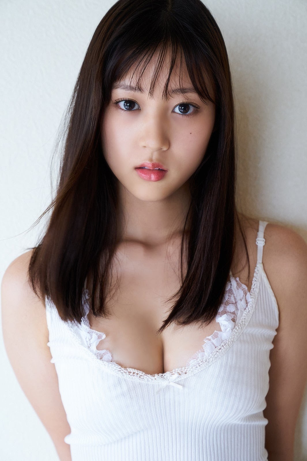 来自日本大阪的18岁写真新人光野有菜，凭借着清纯美貌和均匀的身材，加入 了周刊YOUNG JUMP杂志主办的「全国女高中生制服COLLECTION」竞赛 就勇夺冠军，正式进军艺能界立即一鸣惊人，也登上了YOUNG JUMP封面，未来的成长 令人期待。