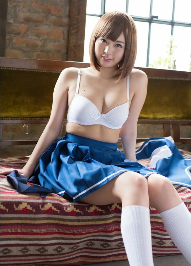 彩乃奈奈1995年出身 ，虽然身高不到160cm，然则 彩乃奈奈的身材却是好到男人都受不了，彩乃奈奈在2013年的时候开始拍摄性感写真，之后又陆续拍摄了几段录像和告白 。最后选择和Max签约进军av界。