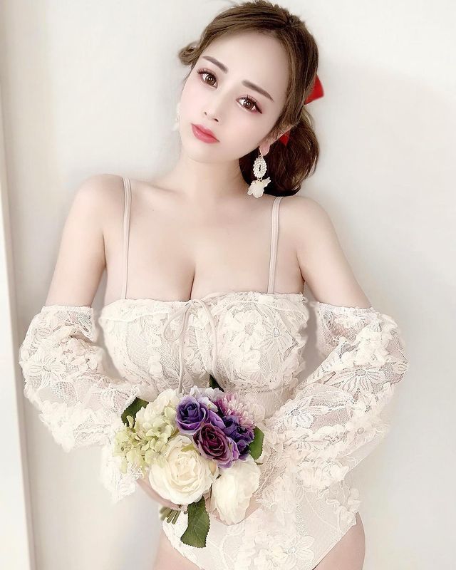 日本美女「本多胡桃」是服装品牌《Poupee BOUTIQUE》的设计师兼董事，因为经常 选用高质感的布料，深受日本女性喜爱！