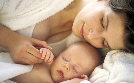 产妇生完孩子多久来月经算是正常的？哺乳期妈妈会不会怀孕呢？