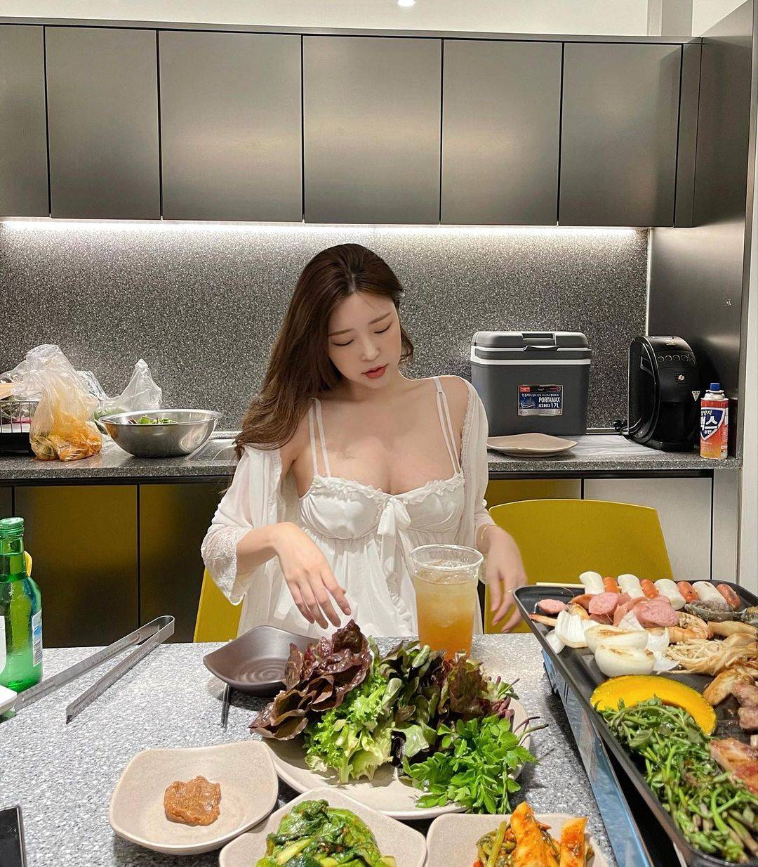 韩国女主播米娜晒吃烤肉美照 穿着睡衣展纯欲风！